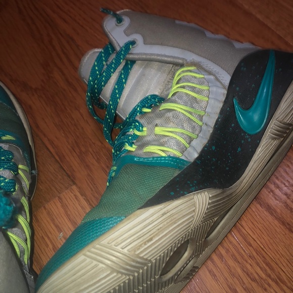 A pair of 2016 custom hyperdunks. - Picture 5 of 6